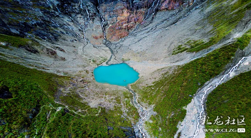年近七旬老者徒步雨崩神秘的冰湖