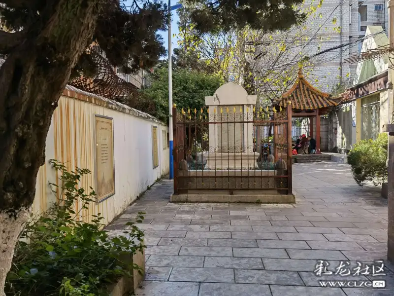 为纪念闻一多先生,在其殉难处,由中国民主同盟云南省委员会,中共昆明