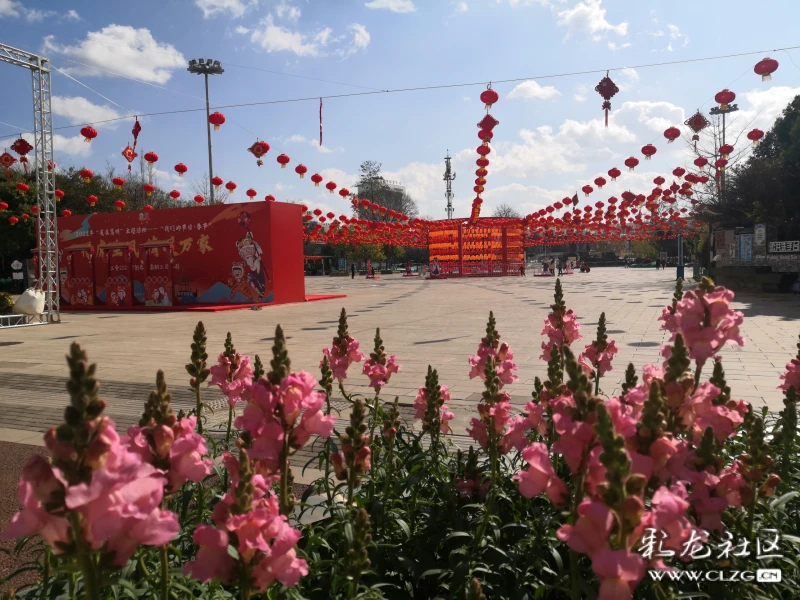 旧岁近暮新岁即至嵩明兰茂广场张灯结彩大红灯笼和大红福字迎风飘舞年