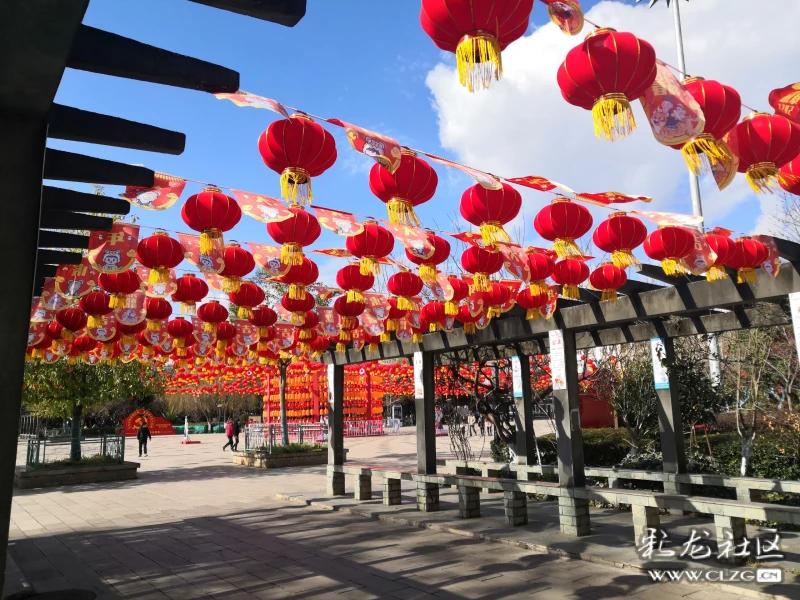 旧岁近暮新岁即至嵩明兰茂广场张灯结彩大红灯笼和大红福字迎风飘舞年