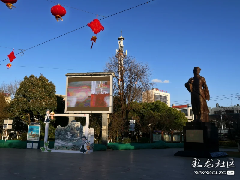 旧岁近暮新岁即至嵩明兰茂广场张灯结彩大红灯笼和大红福字迎风飘舞年