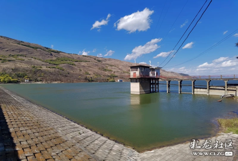 嵩明县上游水库纪念碑