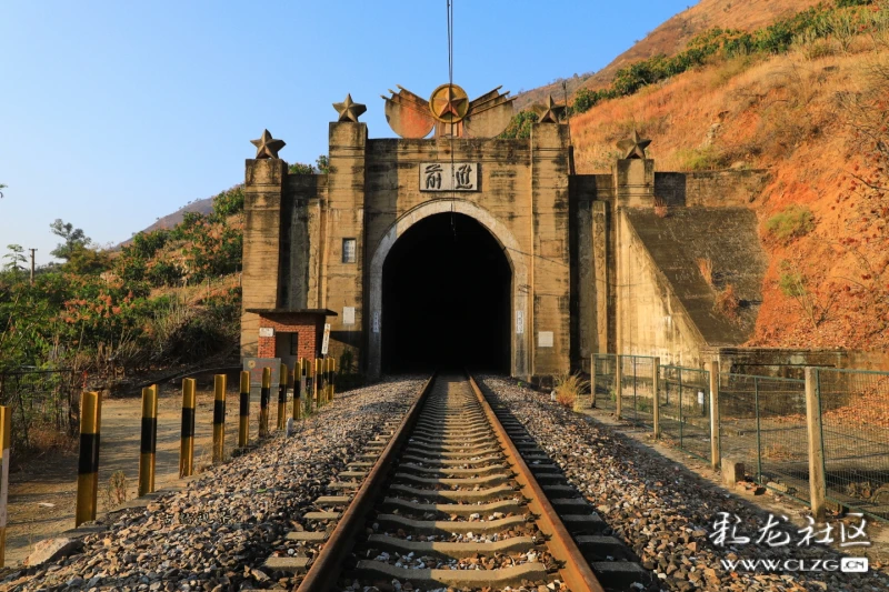 走一段成昆铁路看金沙江畔英雄花开向建设者致敬