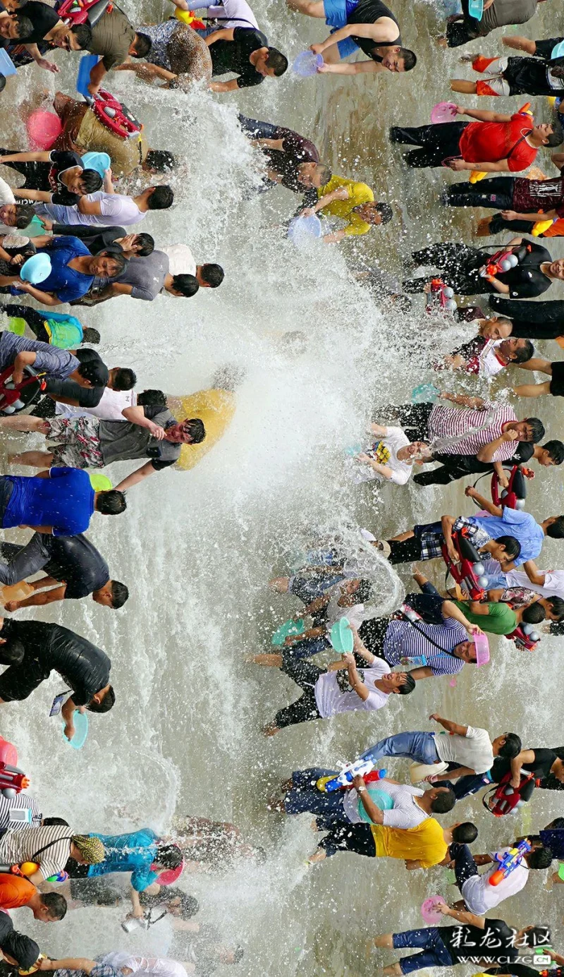 记得2017年4月我与范老师赴西双版纳景洪市泼水节广场拍摄泼水节盛况
