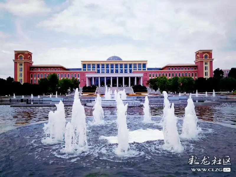 资料【来源《百度】云南大学位于云南省昆明市,拥有呈贡和东陆两个