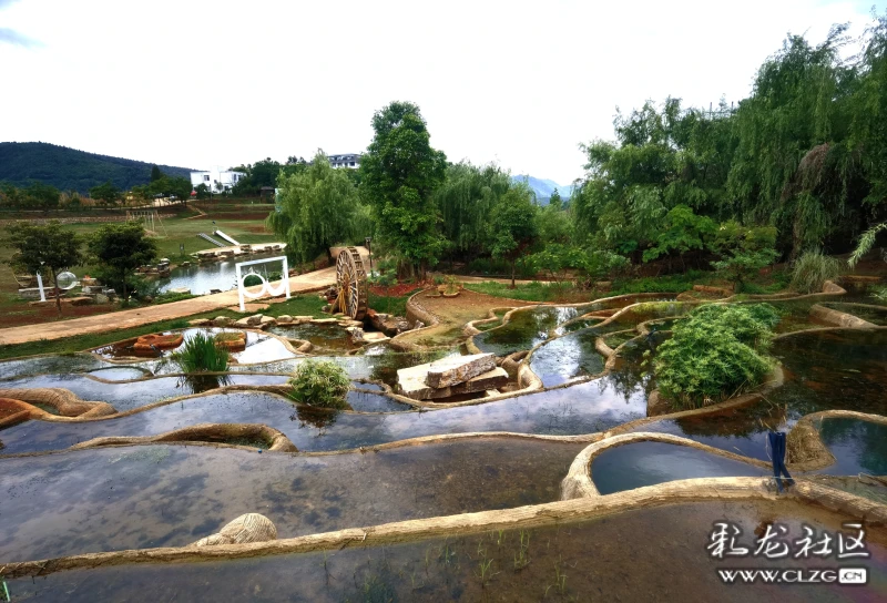 振峰庄园里的彩虹营地-彩龙社区