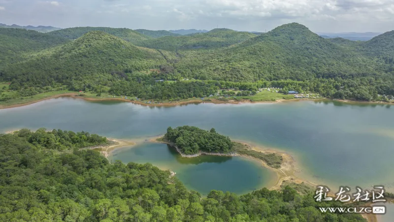 生态云南十七石林长湖镶嵌在青山绿林间的翡翠