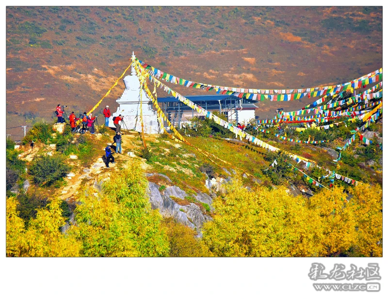 在山顶山口,江畔河边,道旁以及寺庙等各处被认为有灵气地方的五彩经幡
