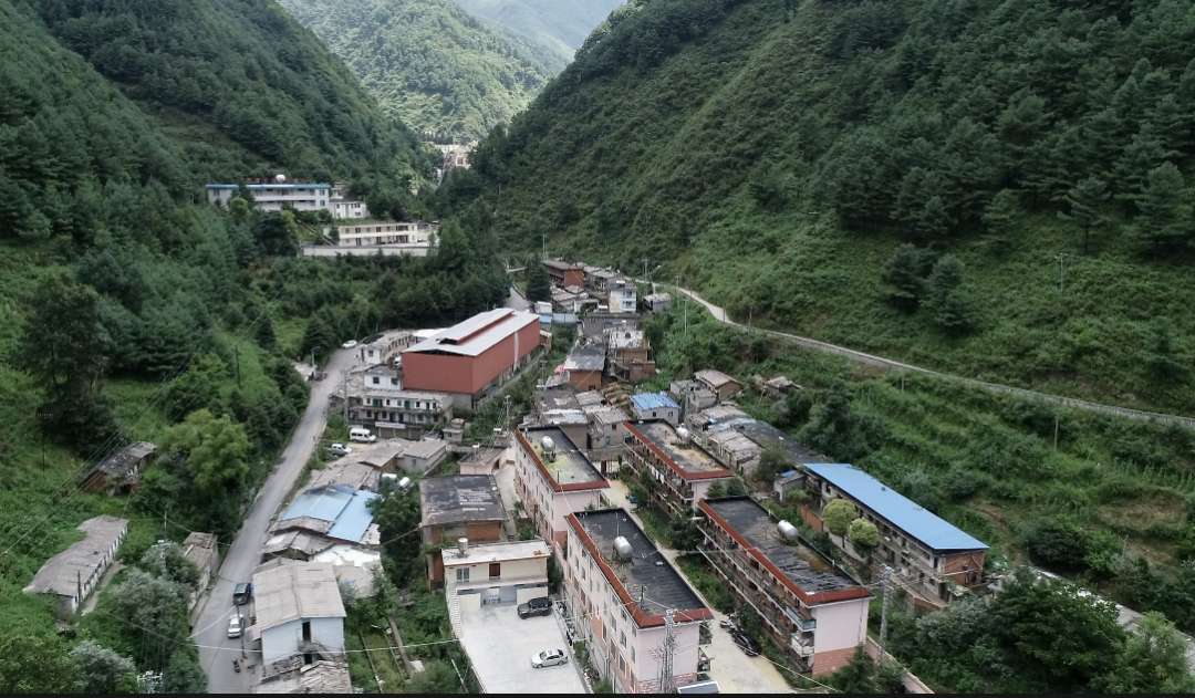 嘒嘒的蝉鸣声,在休息日的东川区因民镇矿区显得格外聒噪.