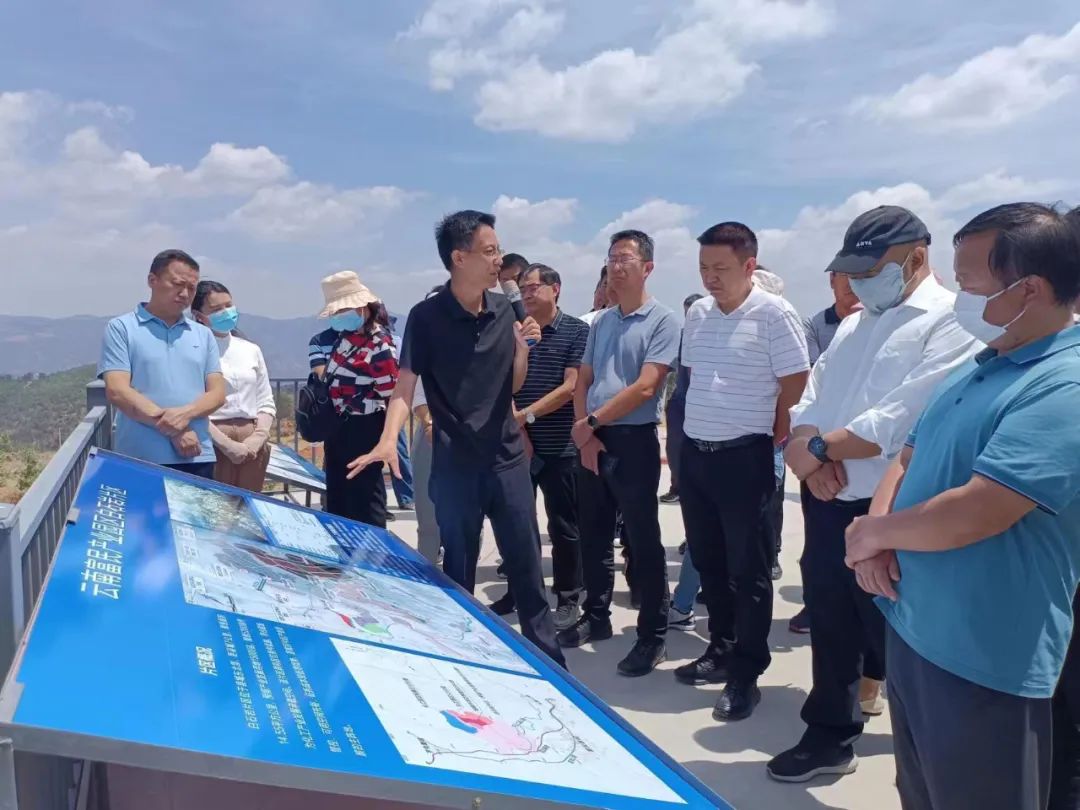 县委副书记,县人民政府县长杨再林介绍了富民产业园区,白石岩产业片区