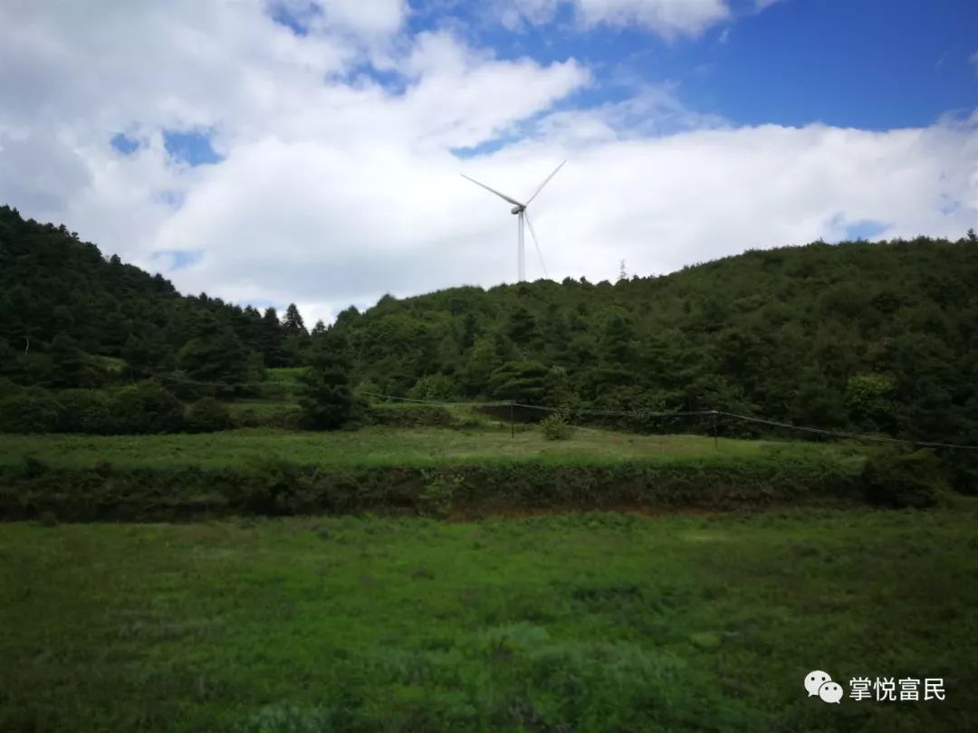 山頂可以俯視整個富民縣城及赤鷲鎮,羅免鎮.