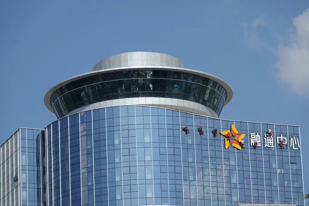 《擦亮融通迎宾朋》肖铭庄  摄《螺旋楼梯》谢宏宇  摄《看看融通新