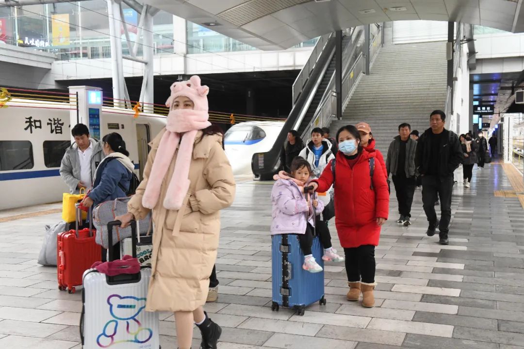 地鐵增開列車機場提供觀光券昆明全力做好春運服務保障