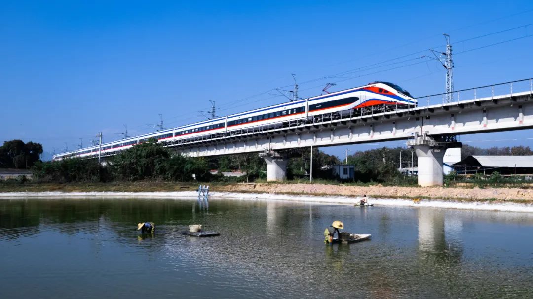 聚焦坐上动车游老挝83个国家13万名旅客乘中老铁路列车跨境旅行