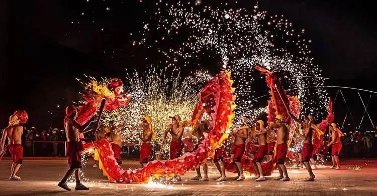 而吃灯酒是宾阳人民欢度炮龙节的一个重要的传统习俗.