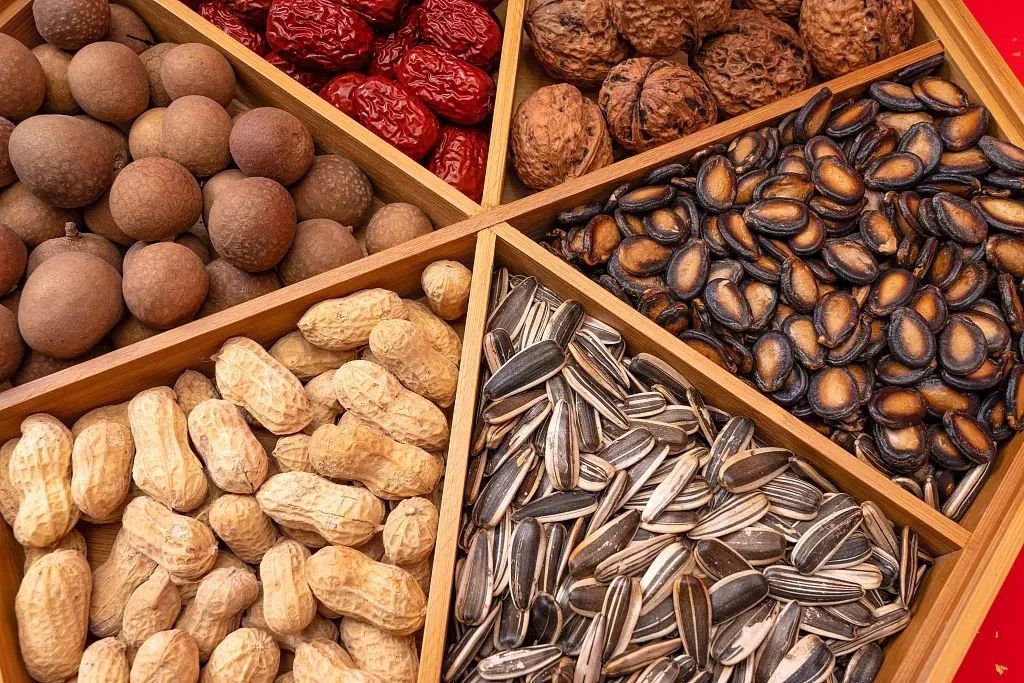 四,含铝的食物1,举例添加了钾明矾,铵明矾等含铝食品添加剂的腌制海蜇