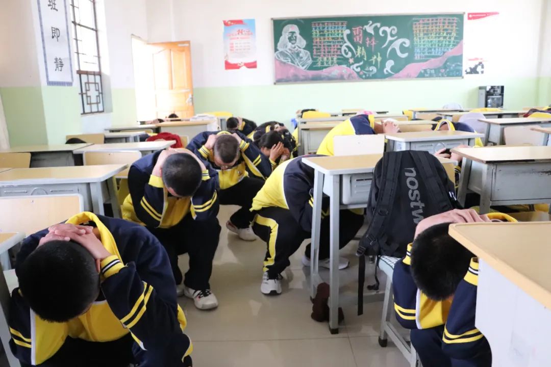警钟长鸣临震不慌剑川华清民族中学2024年春季防震疏散演练顺利完成