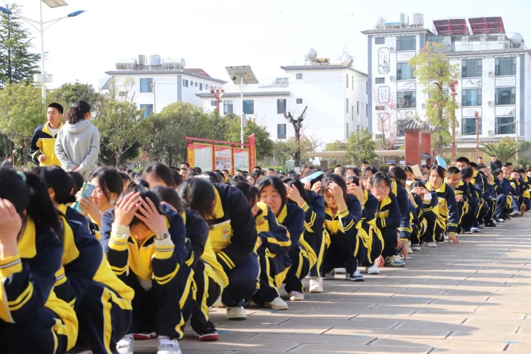 警钟长鸣临震不慌剑川华清民族中学2024年春季防震疏散演练顺利完成