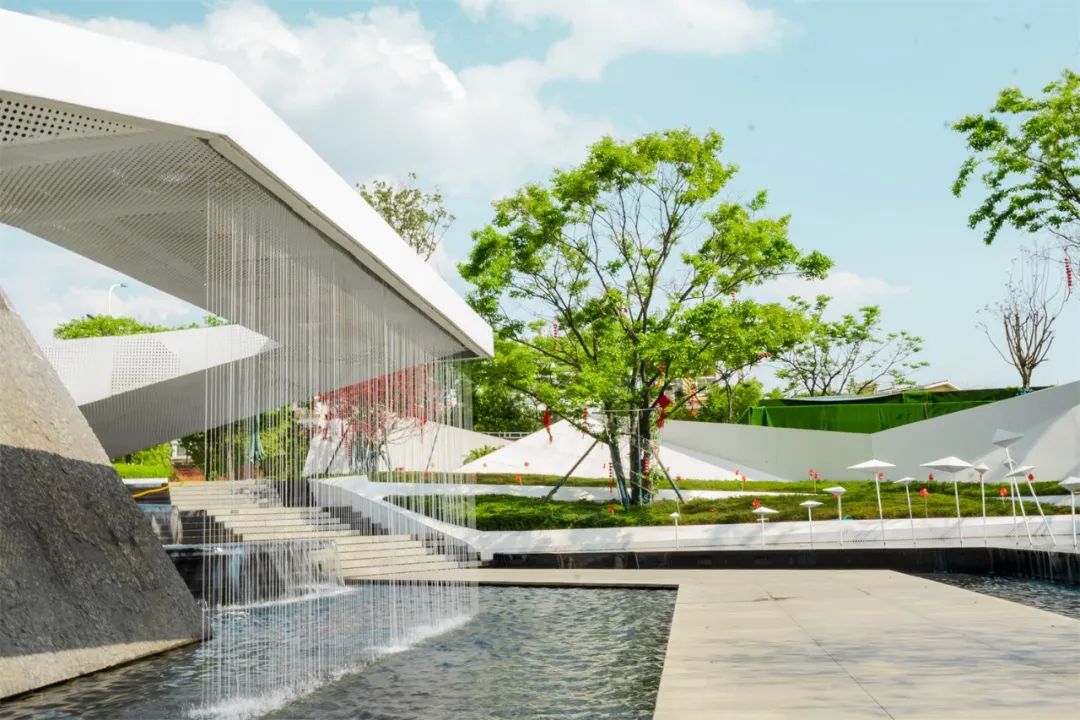 除了外部生态资源得天独厚,交付当天,项目内园林景观也已完美呈现.