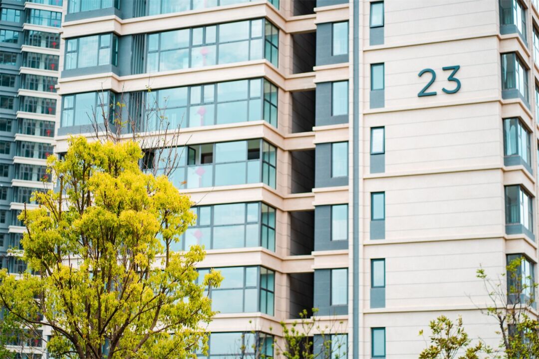 项目注重业主情感体验上的需求和满足,循迹自然高差,规划五级台地园林