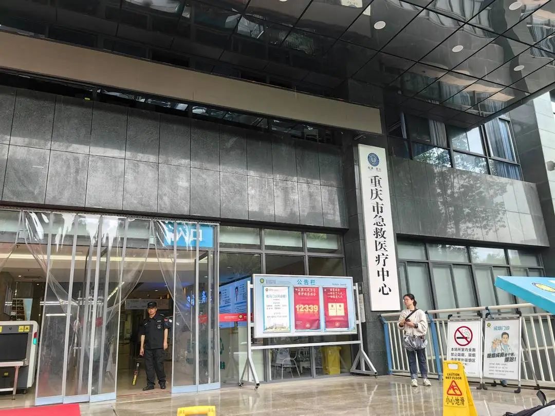 一地铁站石砖脱落砸中孕妇,"心跳已停两次,胎儿情况未知">)1080_810