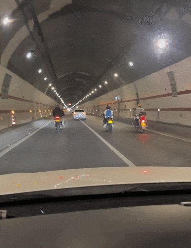 网友报料:昆磨高速上惊现"龟速车"?交警很气愤