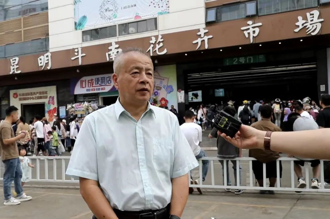 商户马凤玲介绍,母亲节期间彩色玫瑰,粉色系康乃馨销售情况比较好