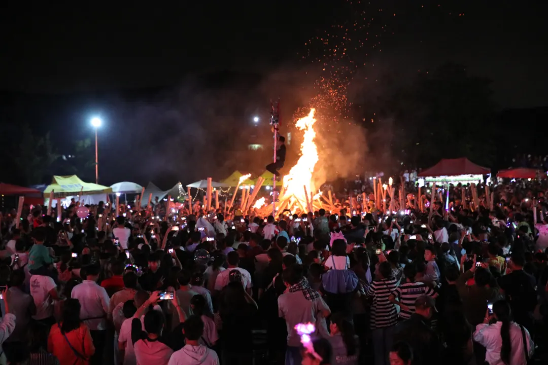 乌龙社区彝族火把节双龙街道还传承社区少数民族射箭打猎的传统,自